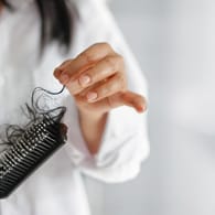 Für Haarausfall gibt es unterschiedliche Ursachen. Diese Mittel helfen.