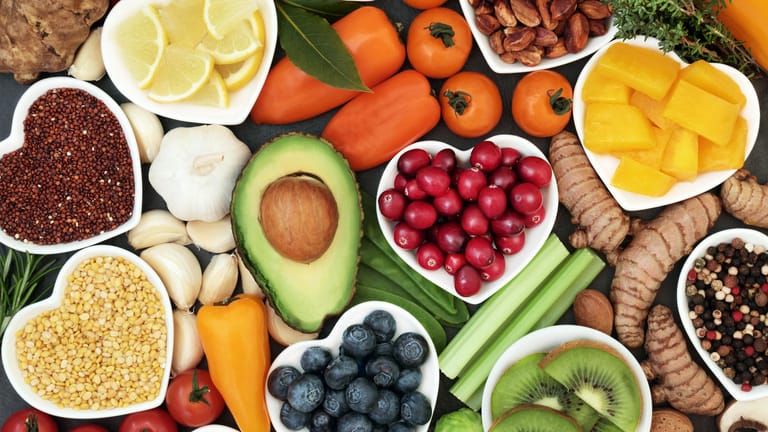Gesund Lebensmittel: Mit einer hauptsächlich pflanzlichen Ernährung kann die Arterienverkalkung vorgebeugt und behandelt werden.