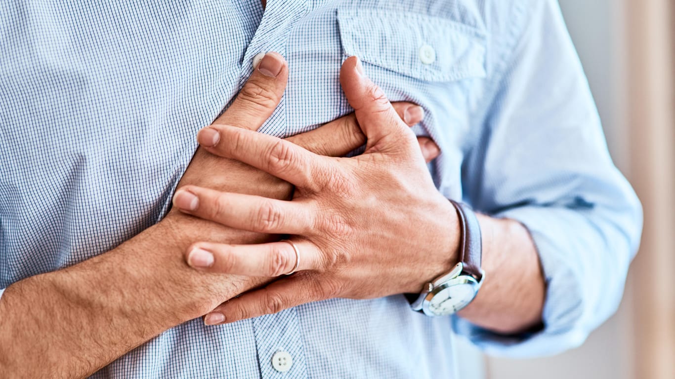 Druck auf der Brust und ein Engegefühl im Brustkorb können auf einen Herzinfarkt hindeuten.