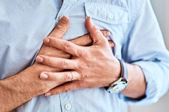 Druck auf der Brust und ein Engegefühl im Brustkorb können auf einen Herzinfarkt hindeuten.