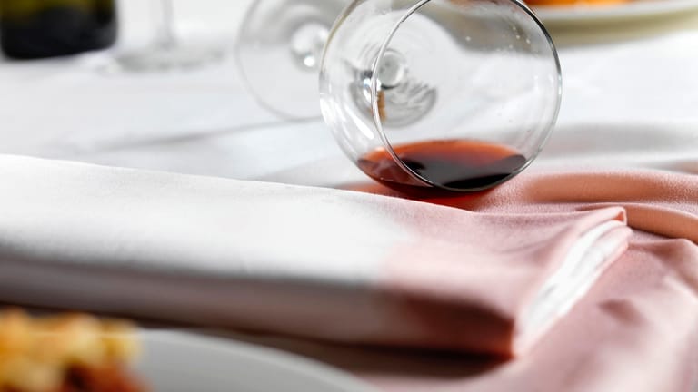 Rotwein auf Tischdecke verschüttet: Weiße Textilien können Sie mit Vollmilch, Buttermilch, Zitronensaft, Essig oder chemischen Hygienereinigern behandeln.