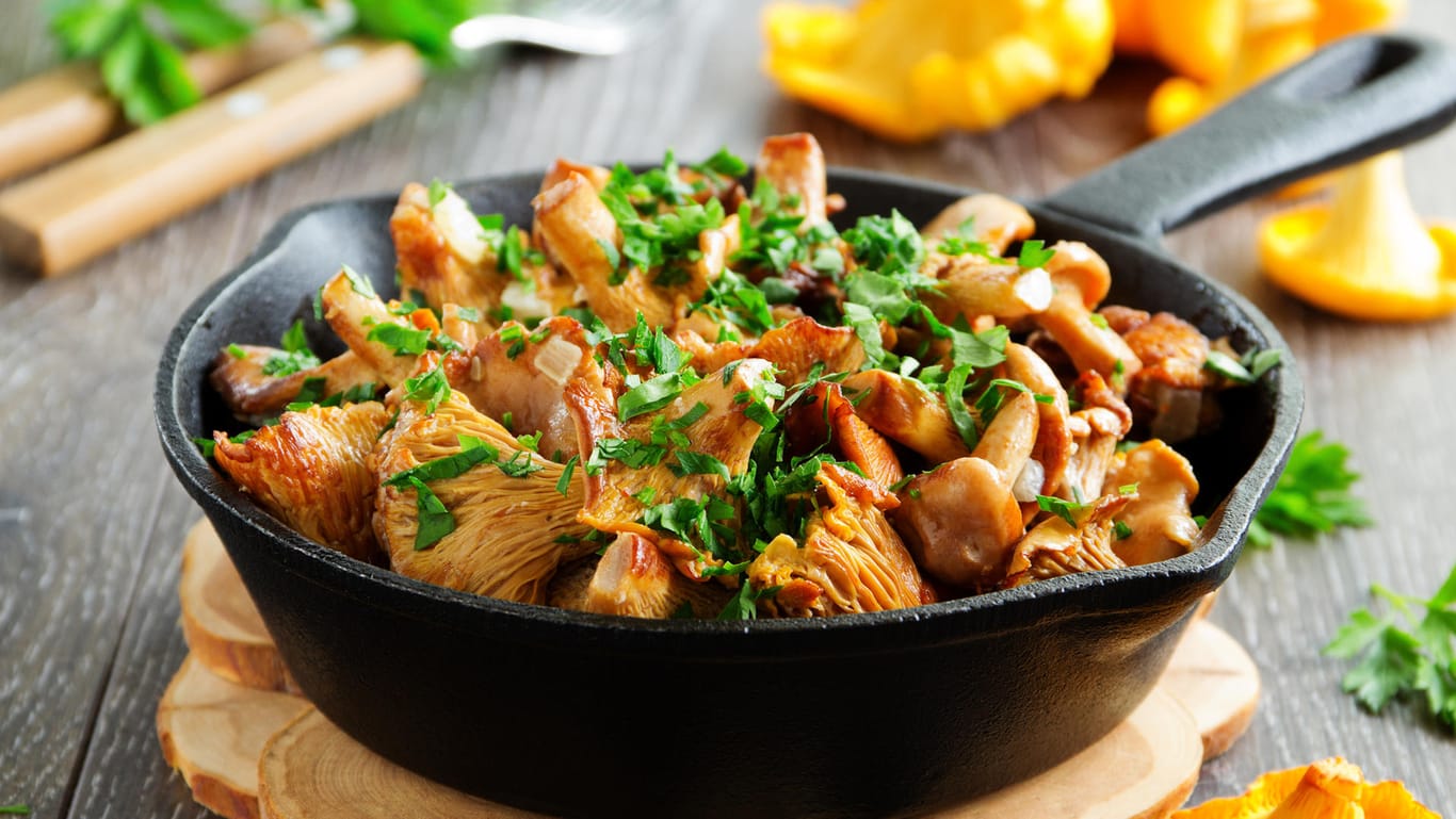 Pfifferlinge zubereiten: Braten Sie die Pilze in der Pfanne scharf an, damit sie ihren Geschmack bewahren.