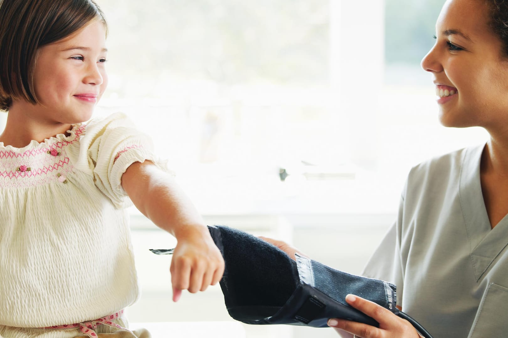 Blutdruck-Kontrolle beim Arzt: Auch Kinder können schon von Bluthochdruck betroffen sein.