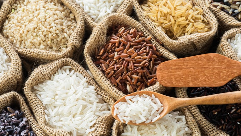 Verschiedene Reissorten: Wer kein Gesundheitsrisiko eingehen möchte, sollte sie in Maßen genießen und auf die Sorte achten.