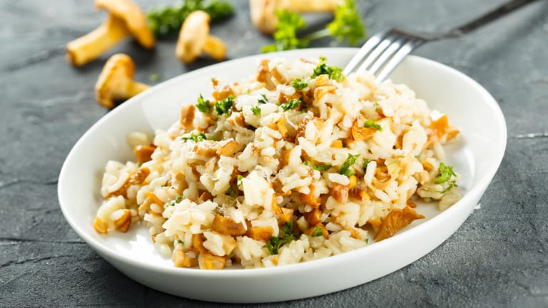 Pilzgericht: Pfifferlinge schmecken nicht nur gut zu Fleisch, sondern auch in Reisgerichten.