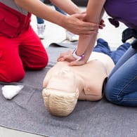 Erste Hilfe bei einem Herzstillstand: Eine Herzdruckmassage kann im Notfall Leben retten.