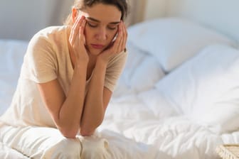 Morgenhypertonie: Kopfschmerzen nach dem Aufstehen können auf Bluthochdruck hinweisen.