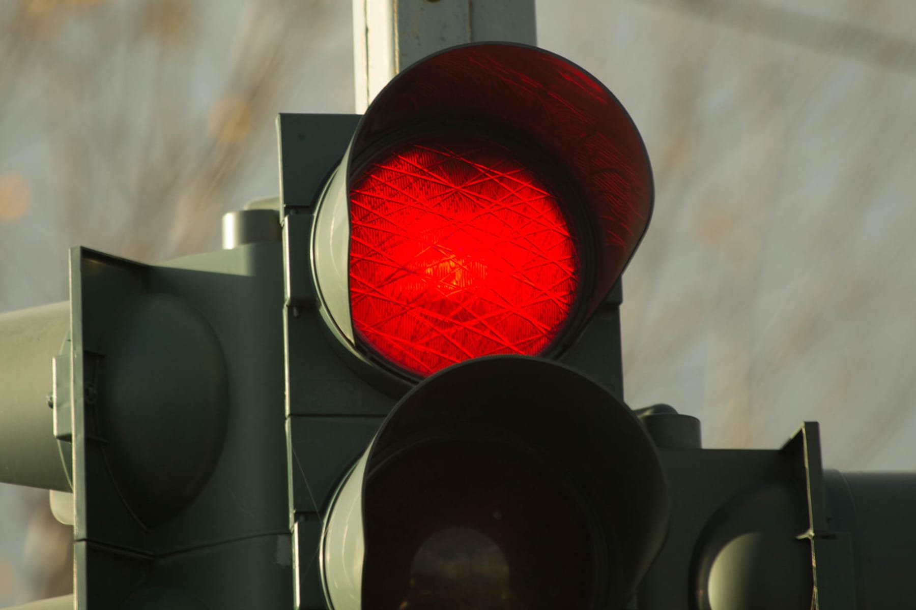 Grüner Pfeil an roter Ampel – anhalten oder fahren? So verhalten