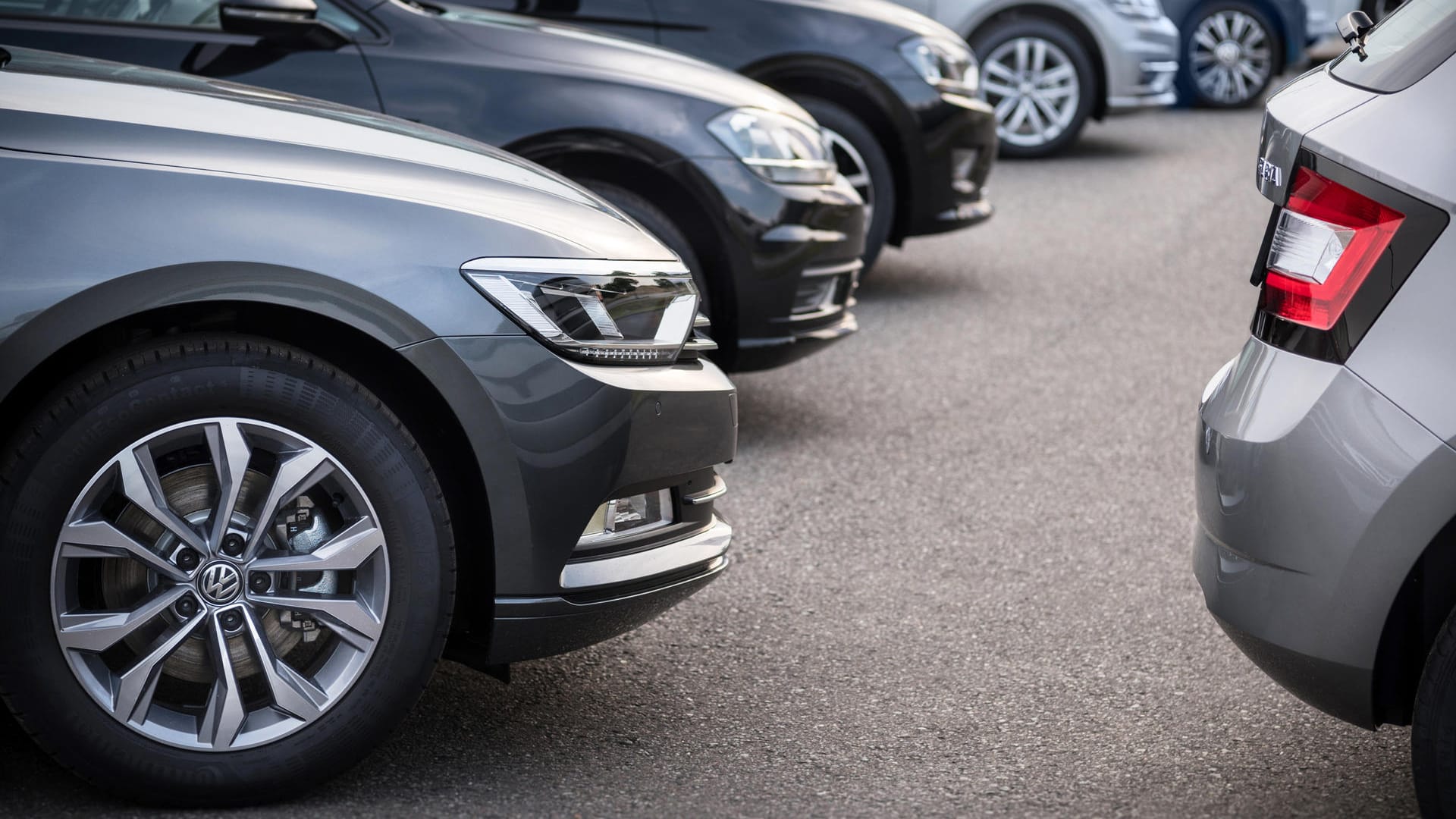 Besuch beim Autohändler: Wie teuer der Neuwagen sein darf, sollte vorab genau überprüft werden.