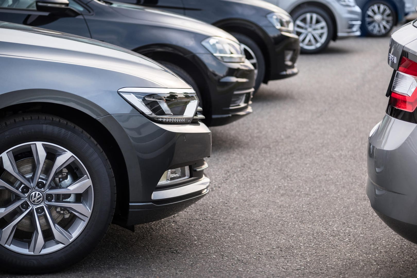 Besuch beim Autohändler: Wie teuer der Neuwagen sein darf, sollte vorab genau überprüft werden.