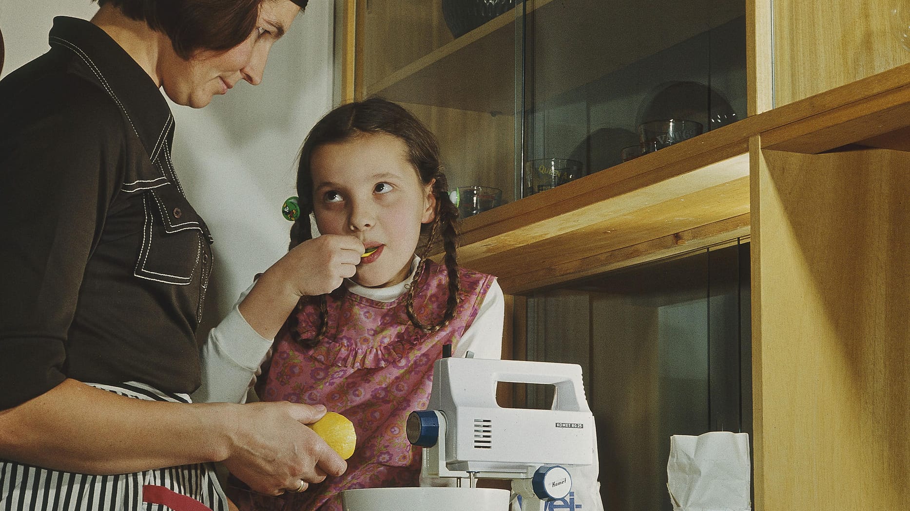 Mutter und Tochter beim Backen: Das Werbefoto aus dem Jahr 1979 zeigt das Handrührgerät RG 25 der DDR-Marke "Komet" beim Kneten von Teig.