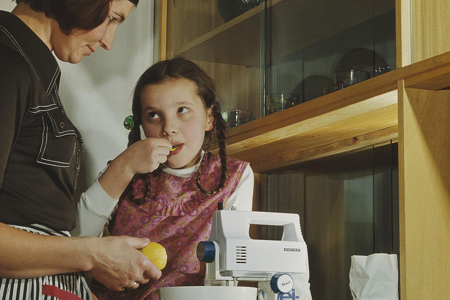 Mutter und Tochter beim Backen: Das Werbefoto aus dem Jahr 1979 zeigt das Handrührgerät RG 25 der DDR-Marke "Komet" beim Kneten von Teig.