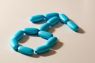 Testosteronpräparate: Die Tabletten können bei Potenzproblemen helfen, bringen aber auch Risiken mit sich.