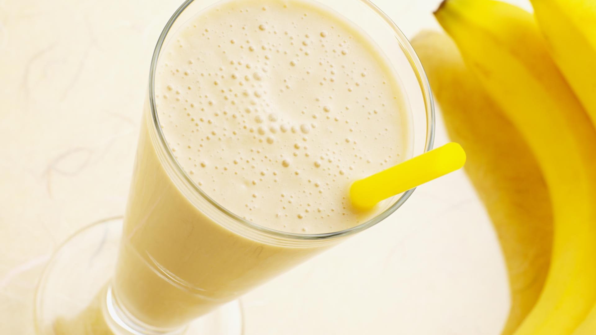 Ein Bananen-Milchshake ist nicht nur im Sommer lecker.