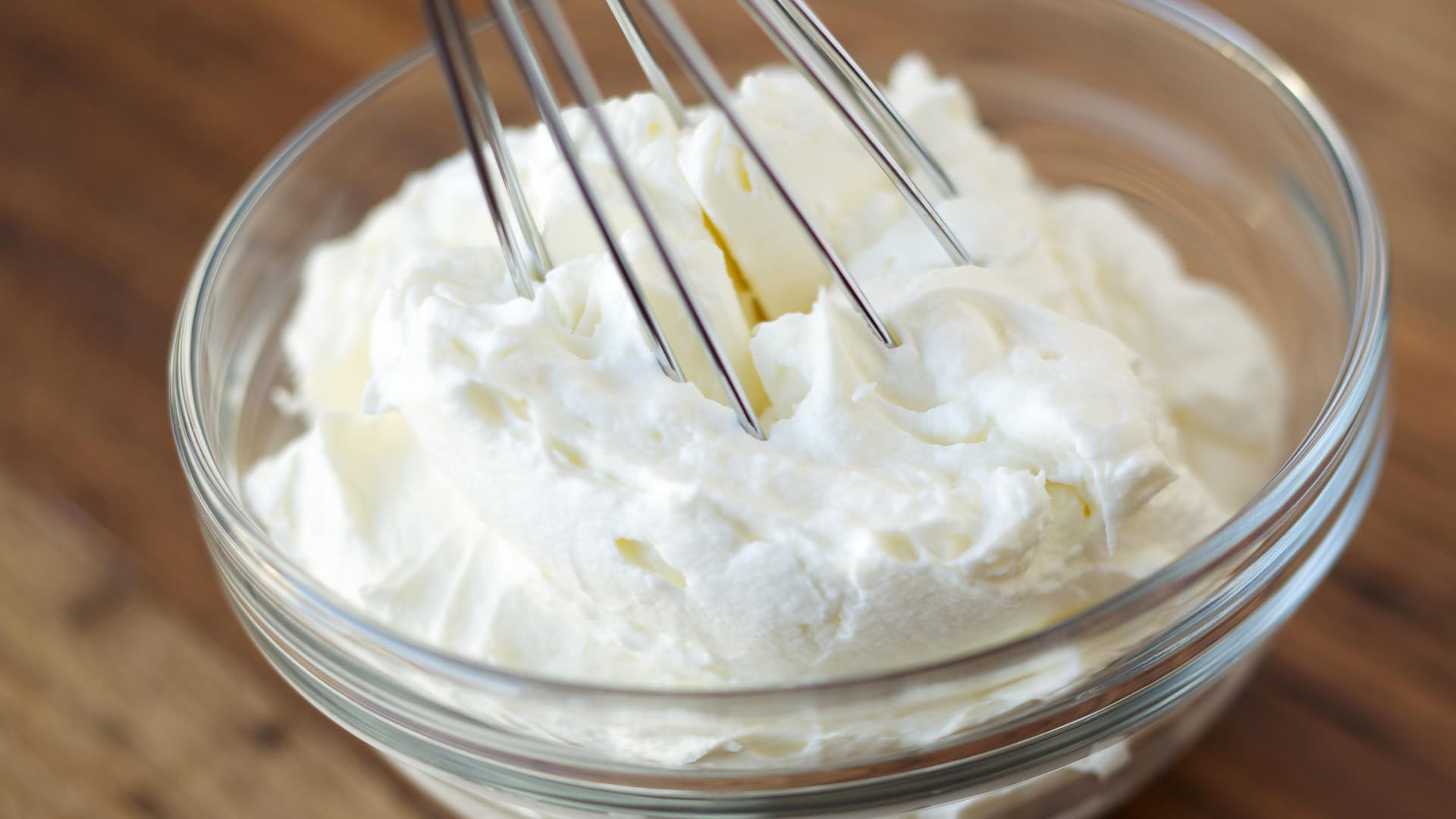 Ganz einfach aus Milch und Butter Sahne selber machen.