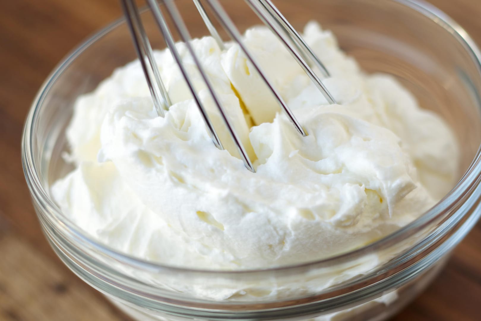 Ganz einfach aus Milch und Butter Sahne selber machen.