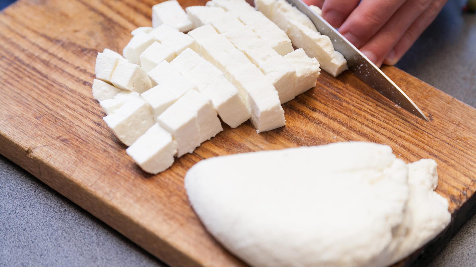 Indischer Frischkäse schmeckt in Süßspeisen aber auch in deftigem Essen.