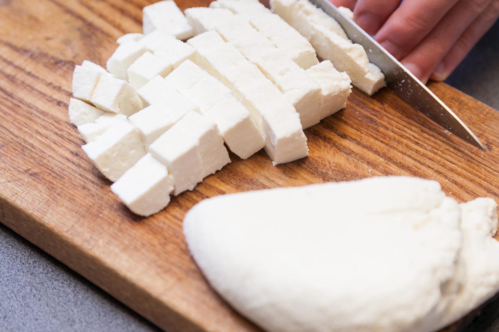 Indischer Frischkäse schmeckt in Süßspeisen aber auch in deftigem Essen.