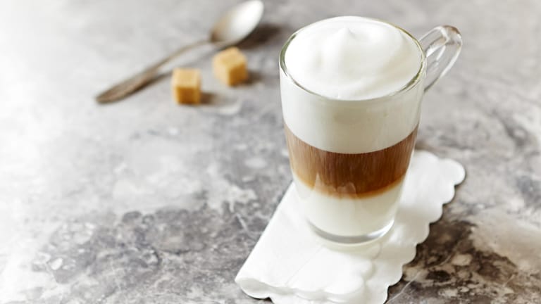 Latte Macchiato: Der Espresso muss heißer als die Milch sein, damit er sich als mittlere Schicht absetzt.
