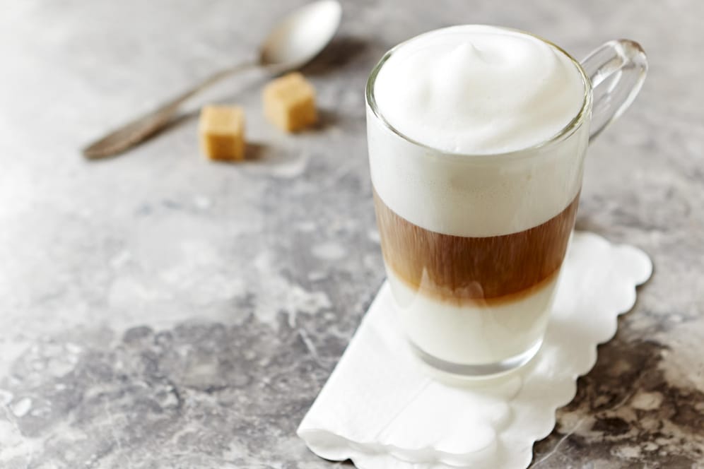 Latte Macchiato: Der Espresso muss heißer als die Milch sein, damit er sich als mittlere Schicht absetzt.