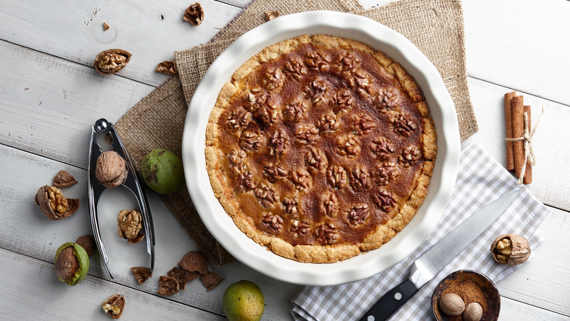 Walnusskuchen: Mit diesem Rezept gelingt Ihnen der Nuss-Baiser-Kuchen.