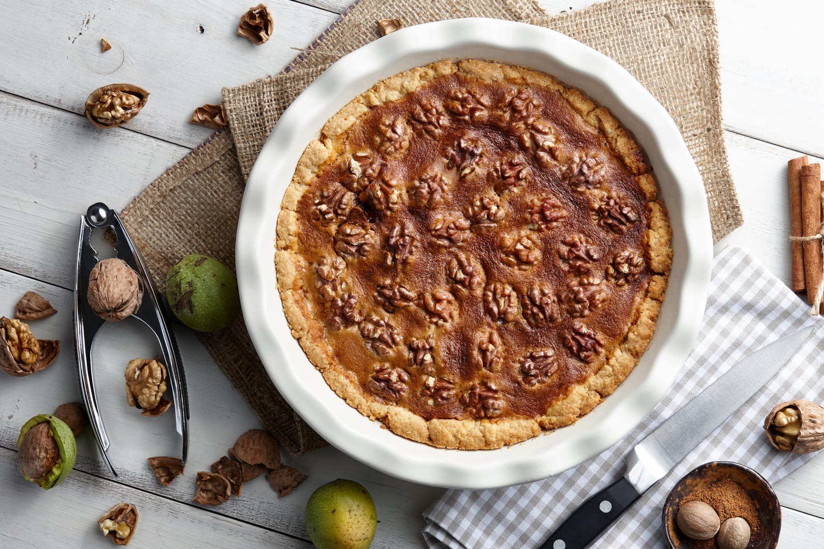 Walnusskuchen: Mit diesem Rezept gelingt Ihnen der Nuss-Baiser-Kuchen.