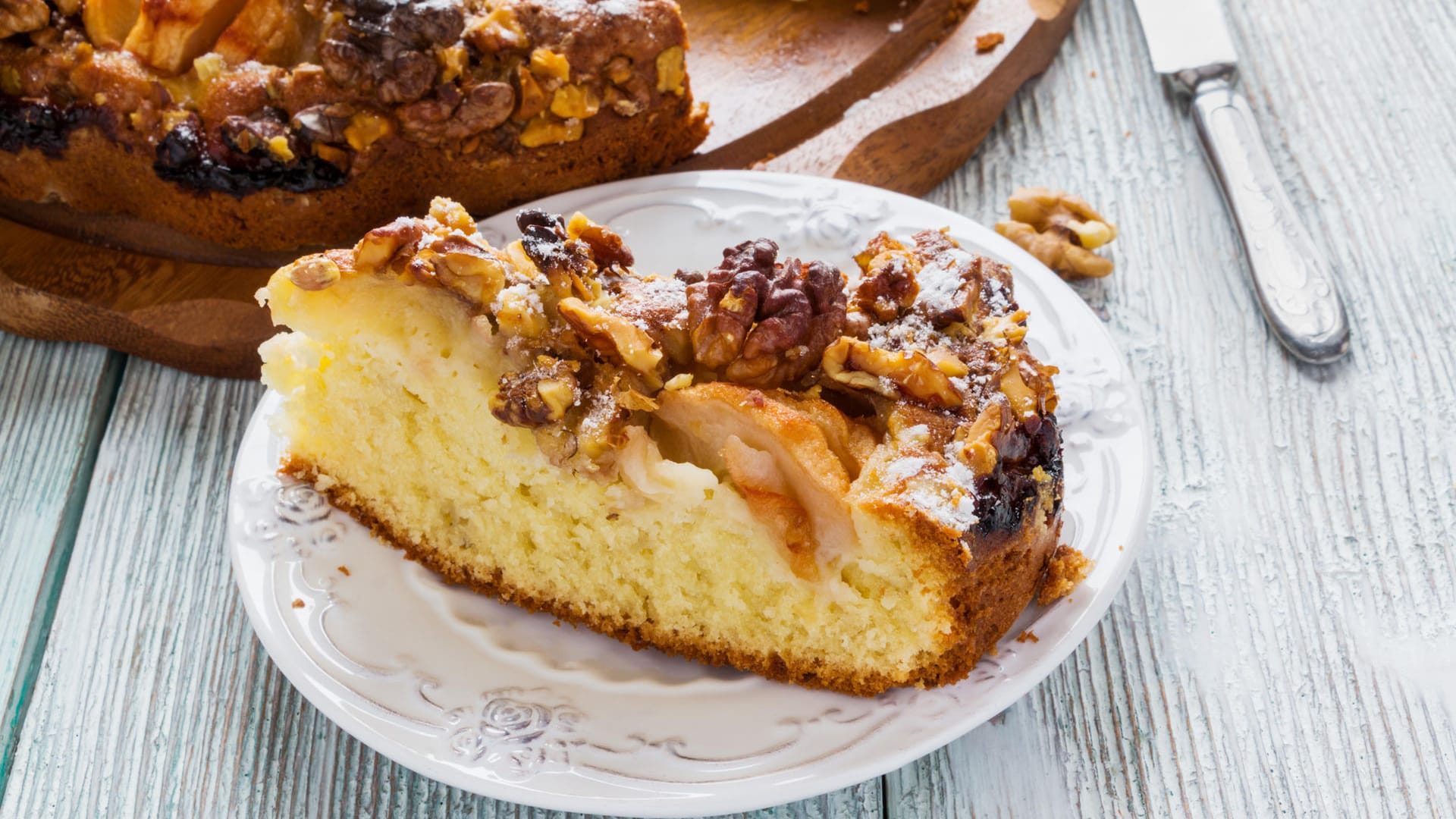 Walliser Walnusskuchen: Mit frischen Walnüssen schmeckt dieser Napfkuchen besonders gut.