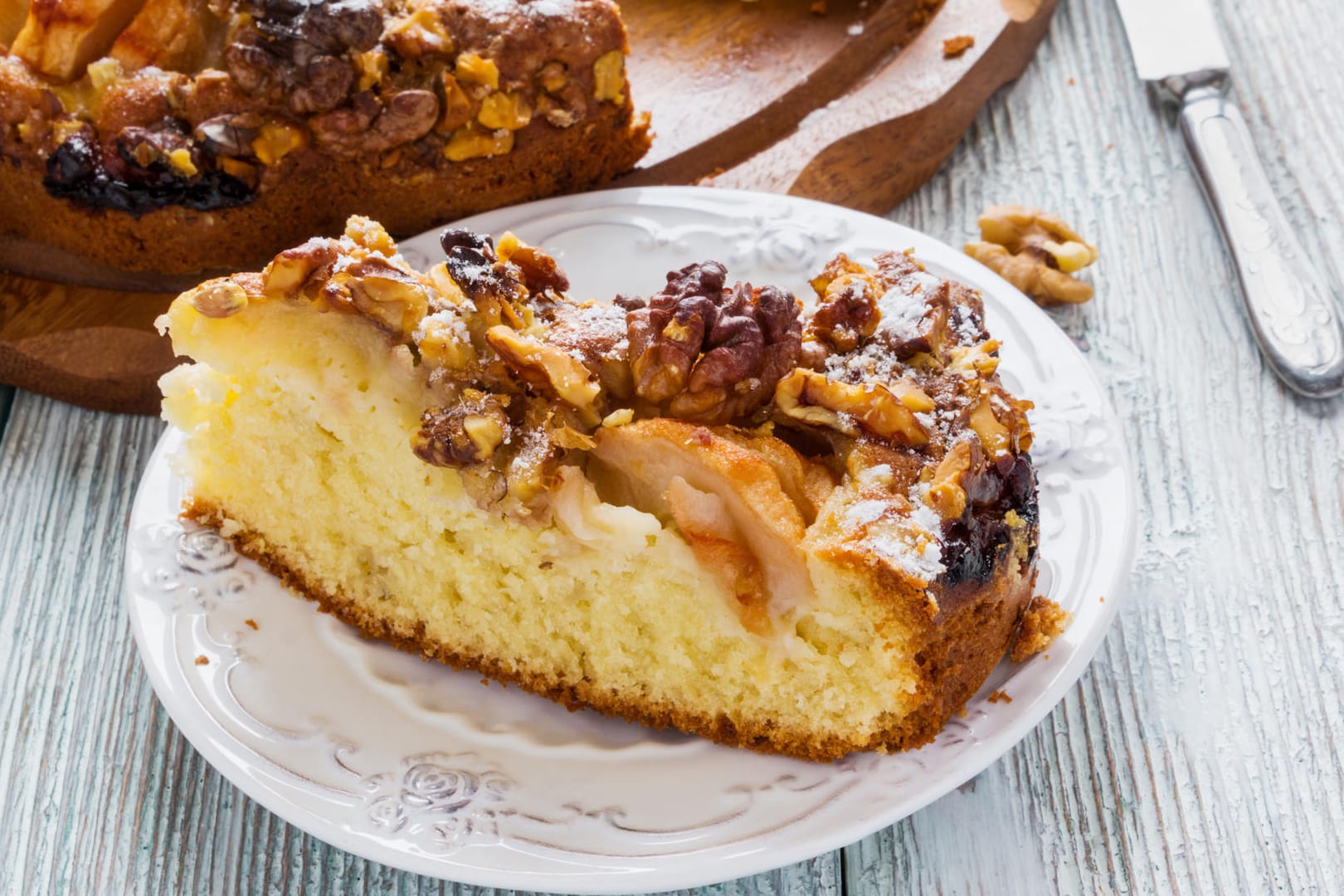 Walliser Walnusskuchen: Mit frischen Walnüssen schmeckt dieser Napfkuchen besonders gut.