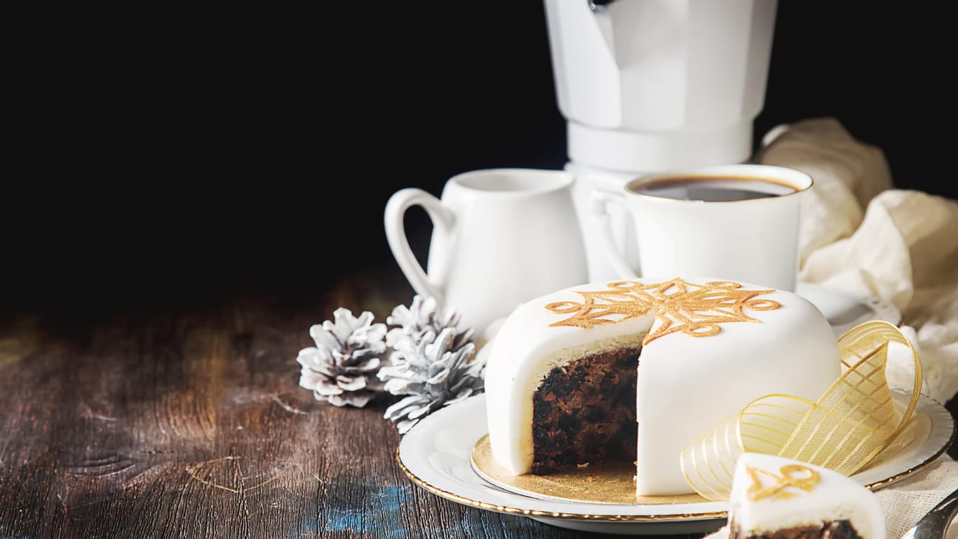 Marzipan-Nuss-Torte: Das Rezept für diese festliche Marzipantorte mit Eierlikör gelingt ohne Probleme und passt perfekt auf jede Kaffeetafel.
