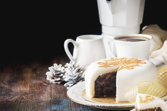 Marzipan-Nuss-Torte: Das Rezept für diese festliche Marzipantorte mit Eierlikör gelingt ohne Probleme und passt perfekt auf jede Kaffeetafel.