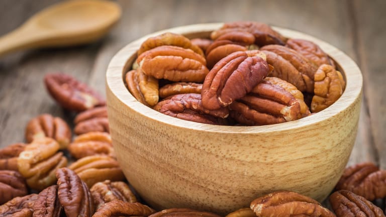 Pekannüsse: Die Nüsse erinnern äußerlich und geschmacklich ein wenig an Walnüsse. Sie enthalten zahlreiche Mineralstoffe und Vitamine.
