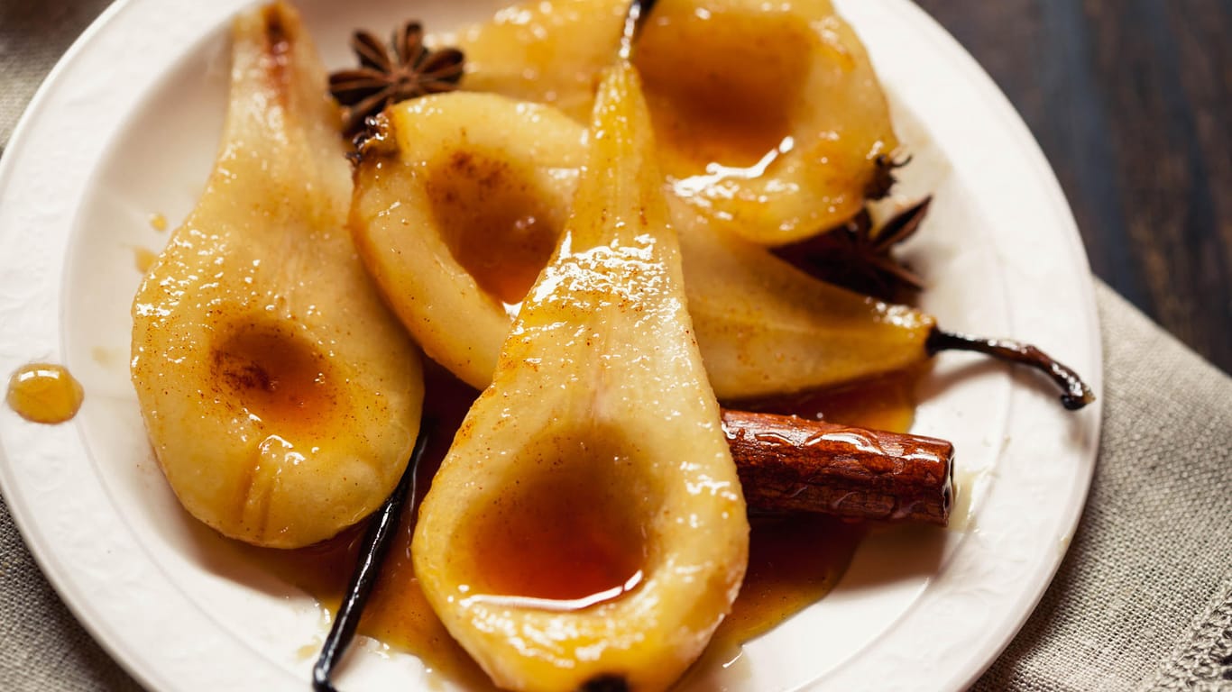 Karamellisierte Birnen sind ein leckeres und einfach zuzubereitendes Dessert.