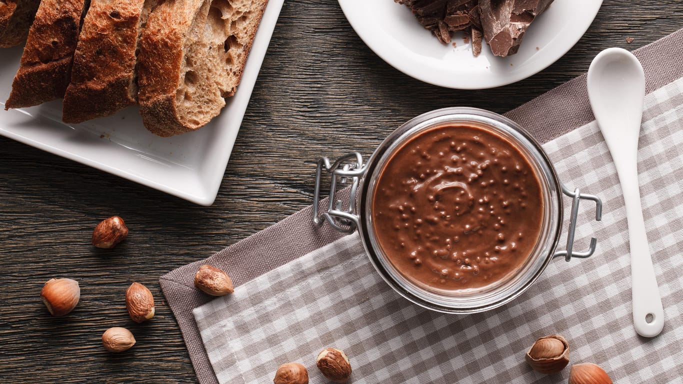 Haselnusspaste: Den beliebten Brotaufstrich aus Haselnüssen und Schokolade kann man auch einfach selbst machen.