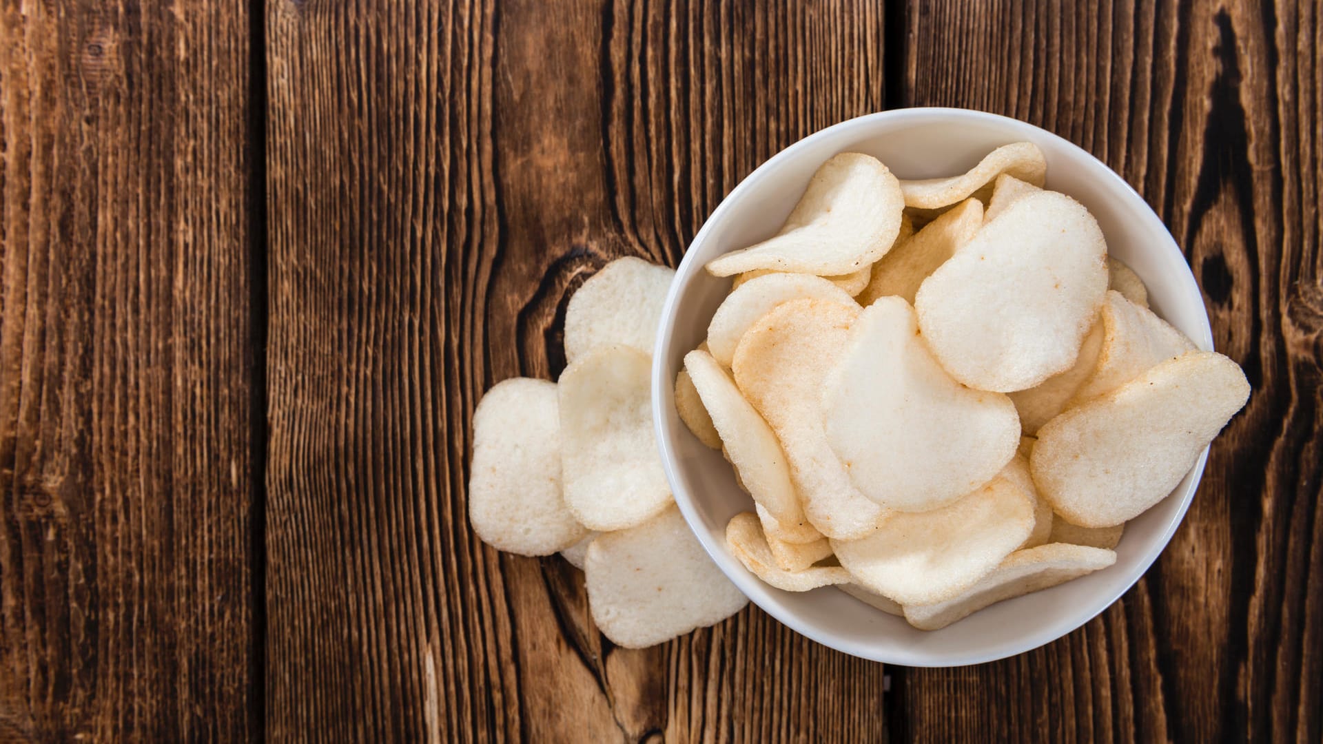 Hummerchips auf einem Holztisch.