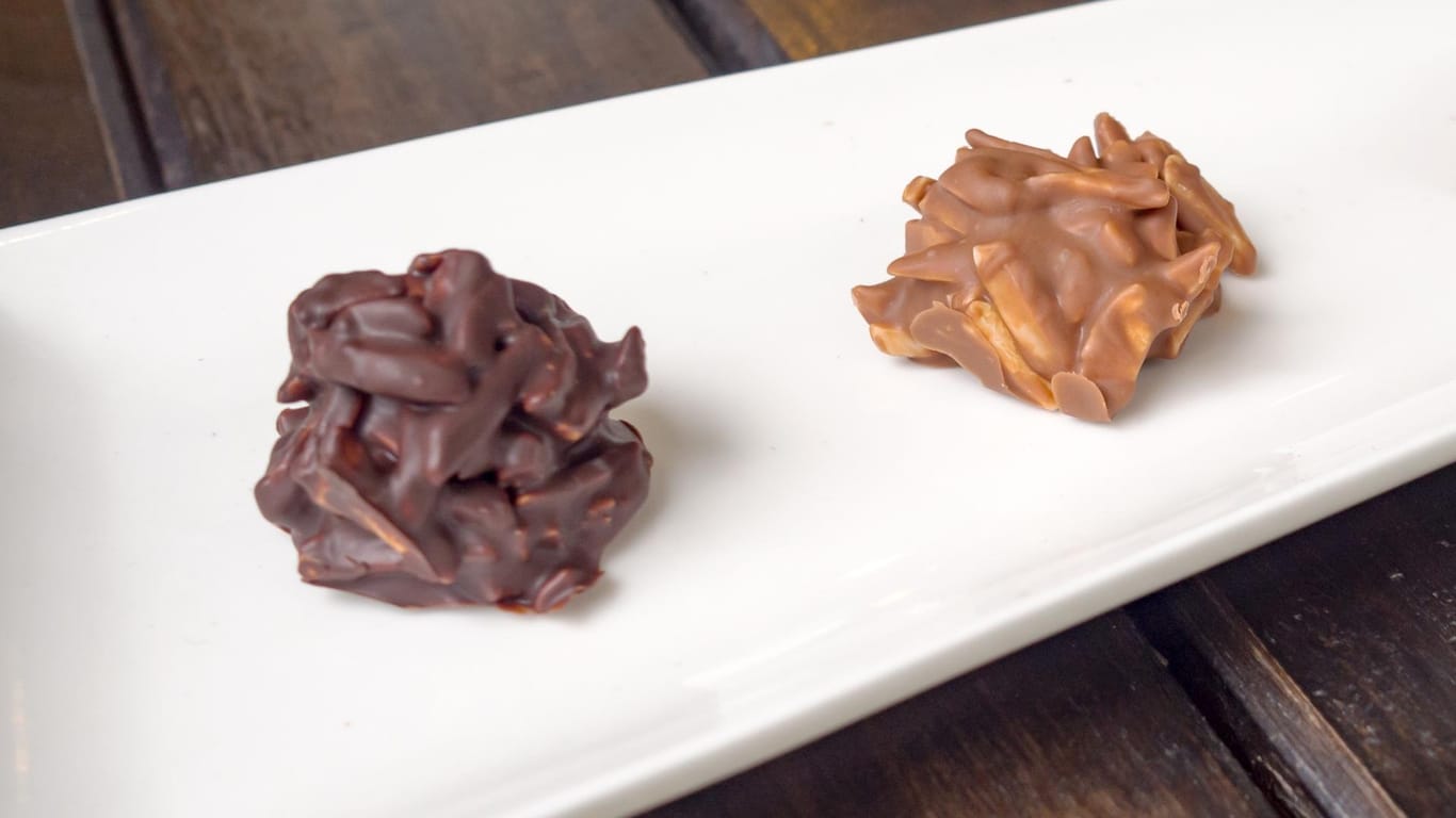 Pralinen: Mandelsplitter mit Vollmilch- oder Zartbitterschokolade sind leicht selbst gemacht.