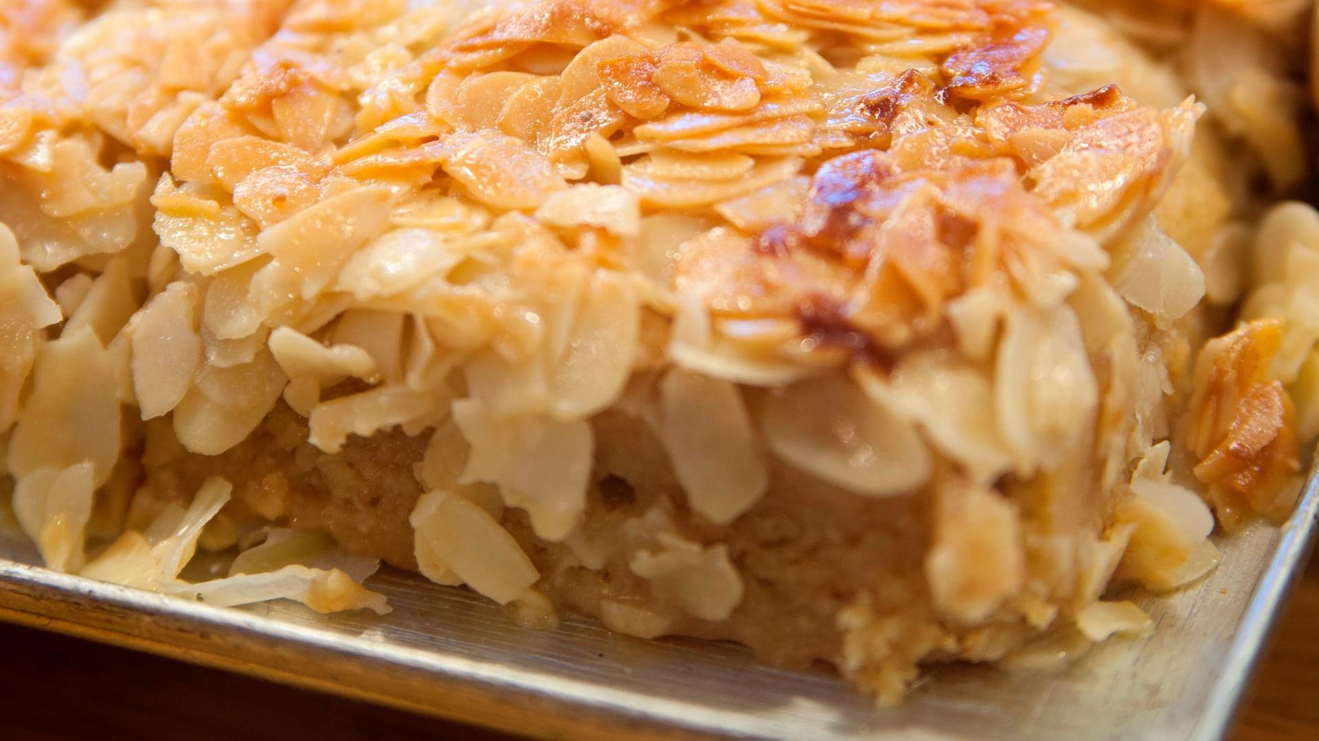 Butterkuchen mit Mandeln: Der fluffig-weiche Hefekuchen mit Mandelkruste ist ein wahrer Gaumenschmaus.