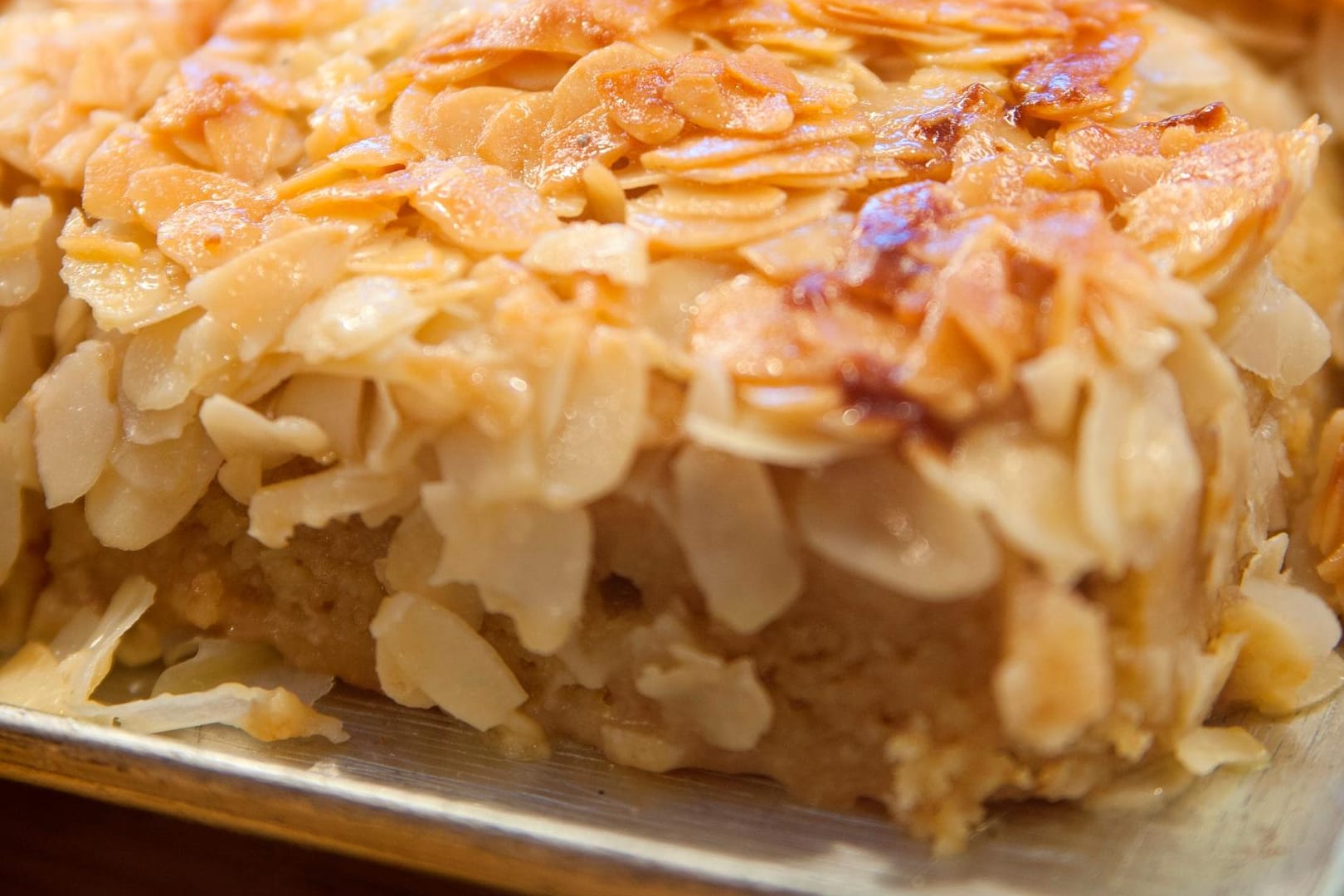 Butterkuchen mit Mandeln: Der fluffig-weiche Hefekuchen mit Mandelkruste ist ein wahrer Gaumenschmaus.