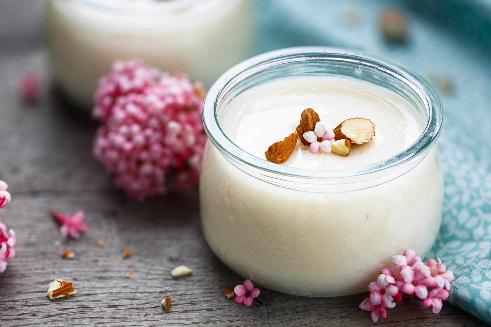 Mandelmousse im Glas: Ein luftiges Mousse aus Mandeln, Milch und Sahne ist ein wunderbar leichtes Dessert.