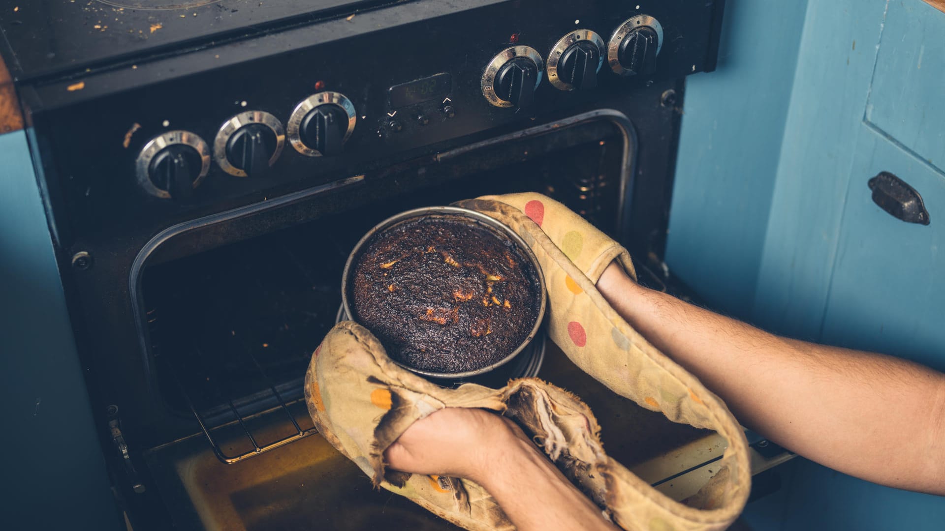 Verbrannter Kuchen: Damit die Arbeit nicht umsonst war, können Sie Ihren Kuchen mit einem Trick noch retten.