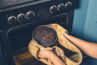 Verbrannter Kuchen: Damit die Arbeit nicht umsonst war, können Sie Ihren Kuchen mit einem Trick noch retten.