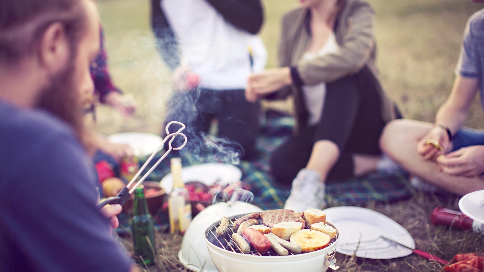 Mobiler Grillkoffer: Einfach zusammenklappen und ab in den Park.