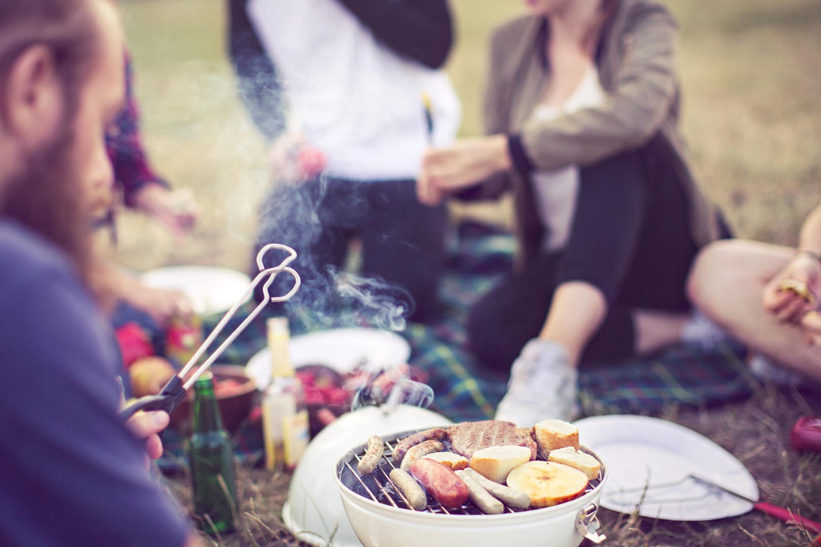 Mobiler Grillkoffer: Einfach zusammenklappen und ab in den Park.