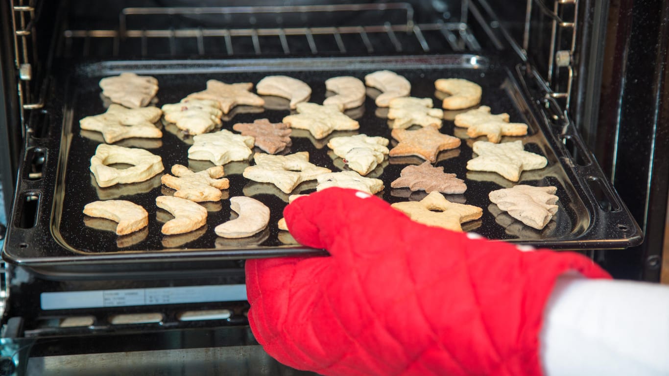 Weihnachtsplätzchen aus dem Ofen: Die Kekse sollten nicht zu lange gebacken werden, um die Bildung von Acrylamid zu minimieren.