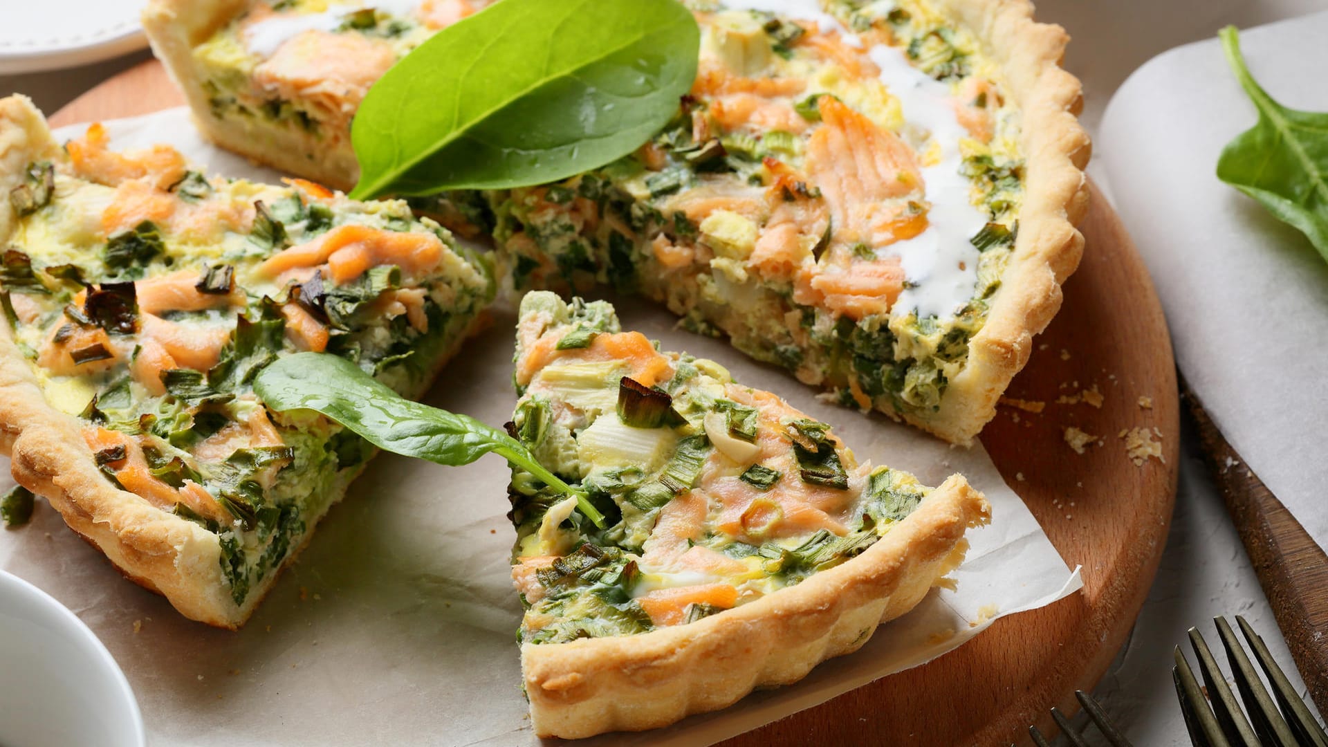 Lachs-Quiche: Eine Quiche mit Lachs ist ein leckeres Rezept, das kalt und warm schmeckt.