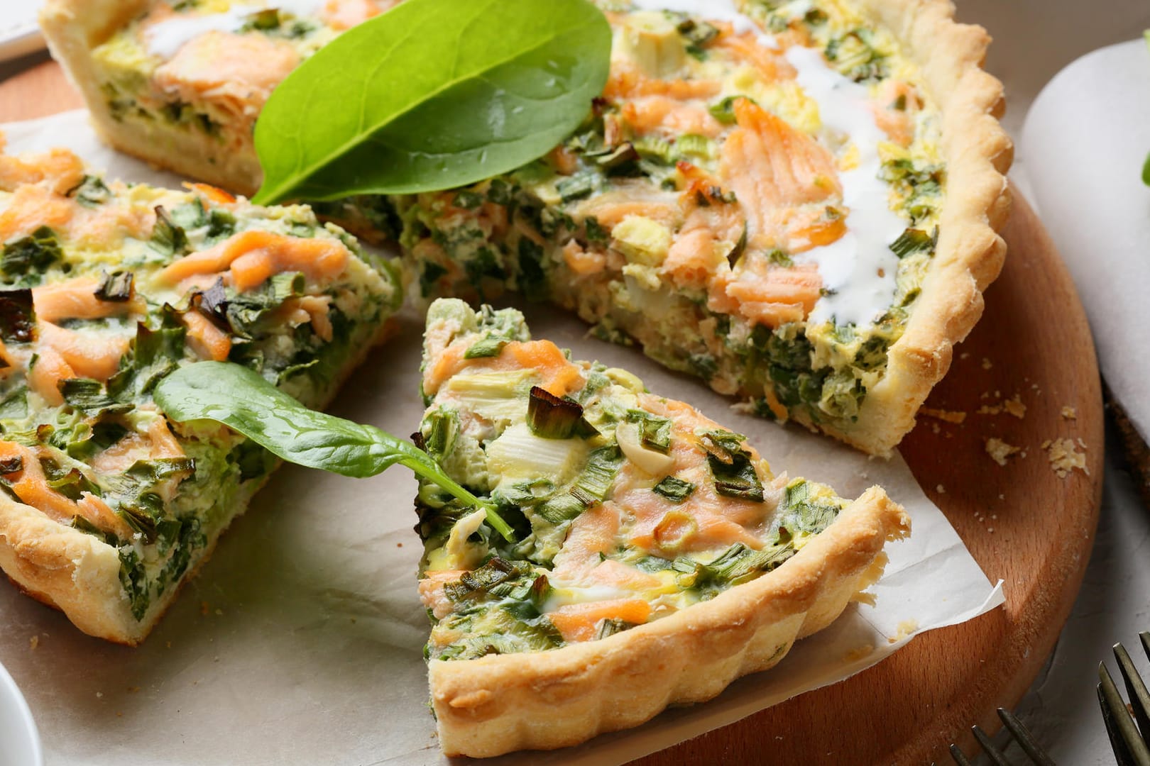 Lachs-Quiche: Eine Quiche mit Lachs ist ein leckeres Rezept, das kalt und warm schmeckt.