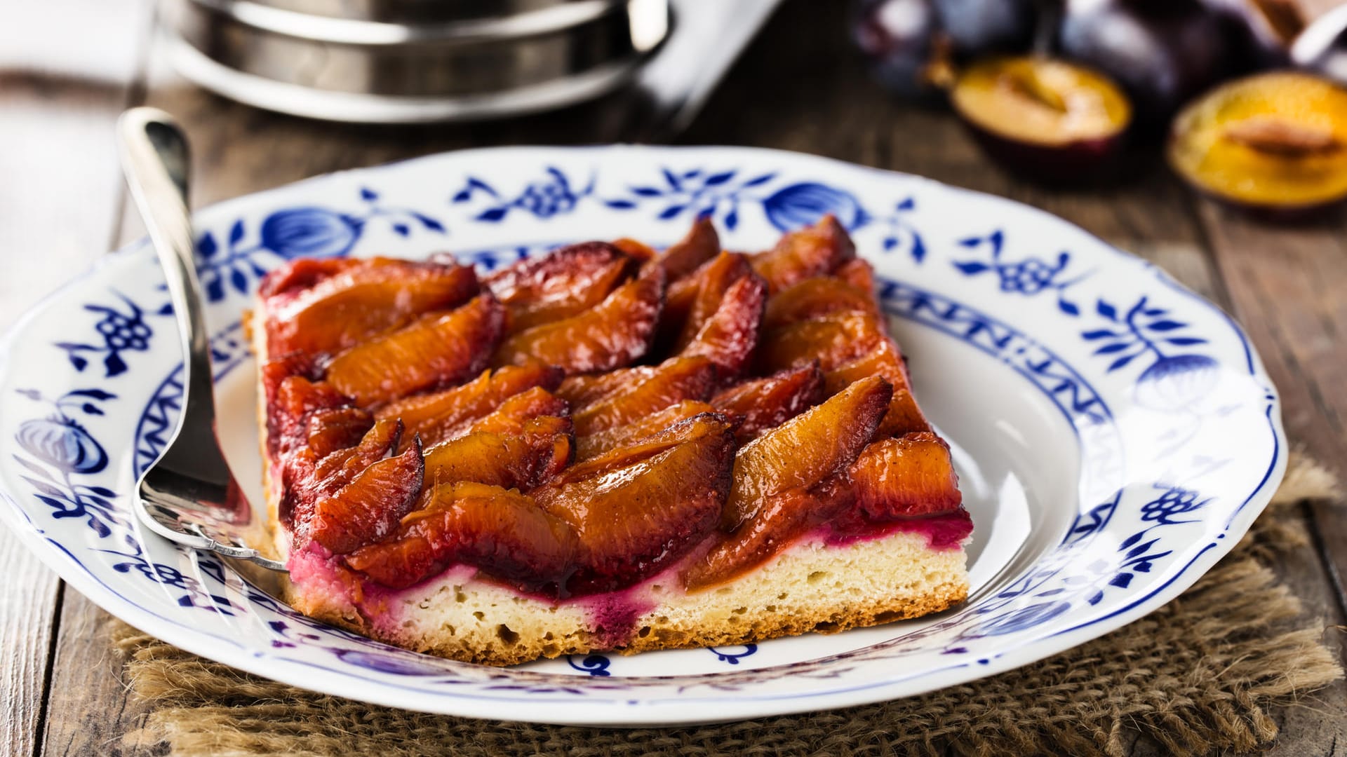 Pflaumenkuchen: Hefekuchen mit Pflaumen ist ein fruchtig-frischer Genuss auf dem sommerlichen Kaffeetisch.