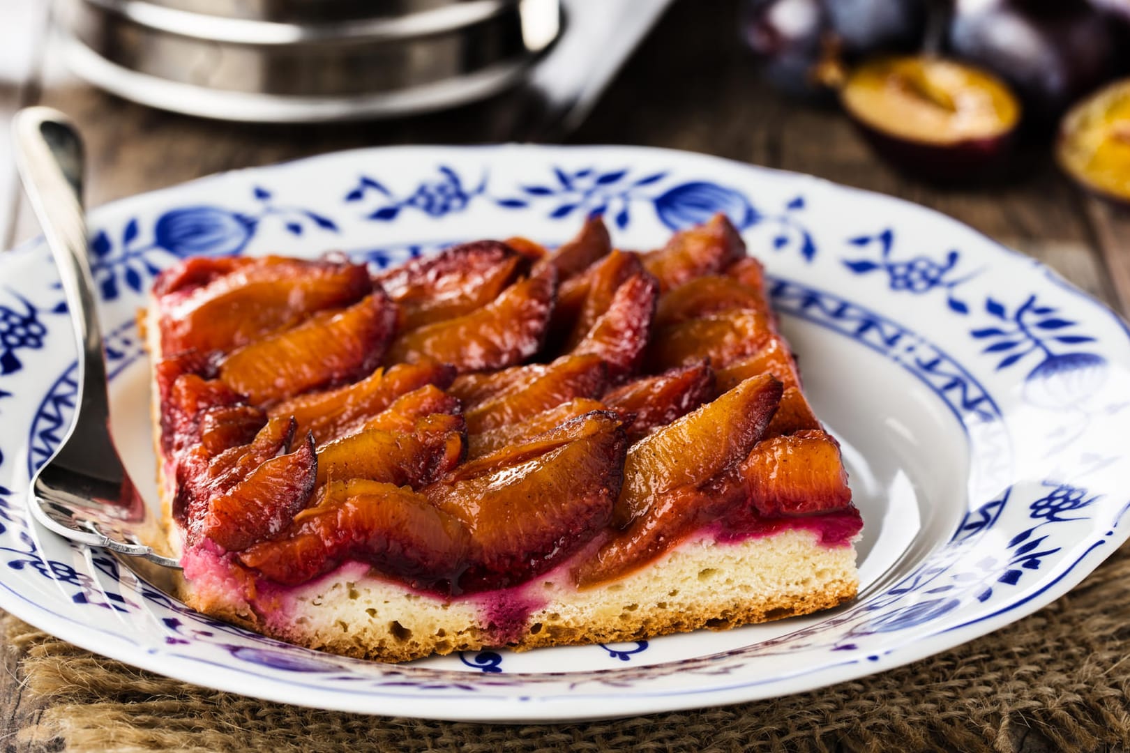 Pflaumenkuchen: Hefekuchen mit Pflaumen ist ein fruchtig-frischer Genuss auf dem sommerlichen Kaffeetisch.