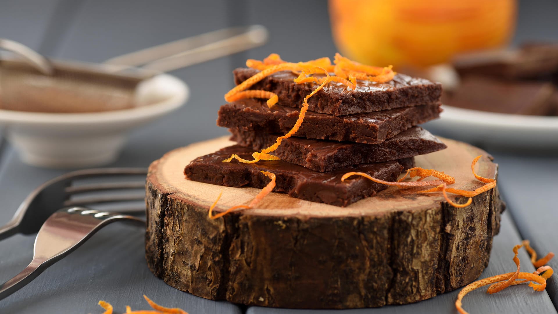 Aus Nougat und Orange lässt sich ein köstlicher Nougatkuchen mit fruchtiger Note backen.