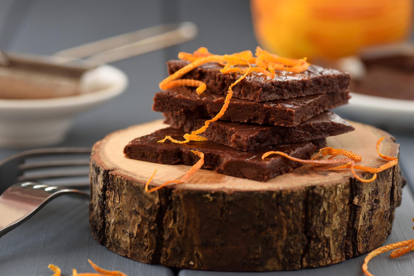 Aus Nougat und Orange lässt sich ein köstlicher Nougatkuchen mit fruchtiger Note backen.