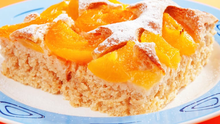 Aprikosenkuchen schmeckt herrlich frisch und lecker – das perfekte Rezept für den Sommer.